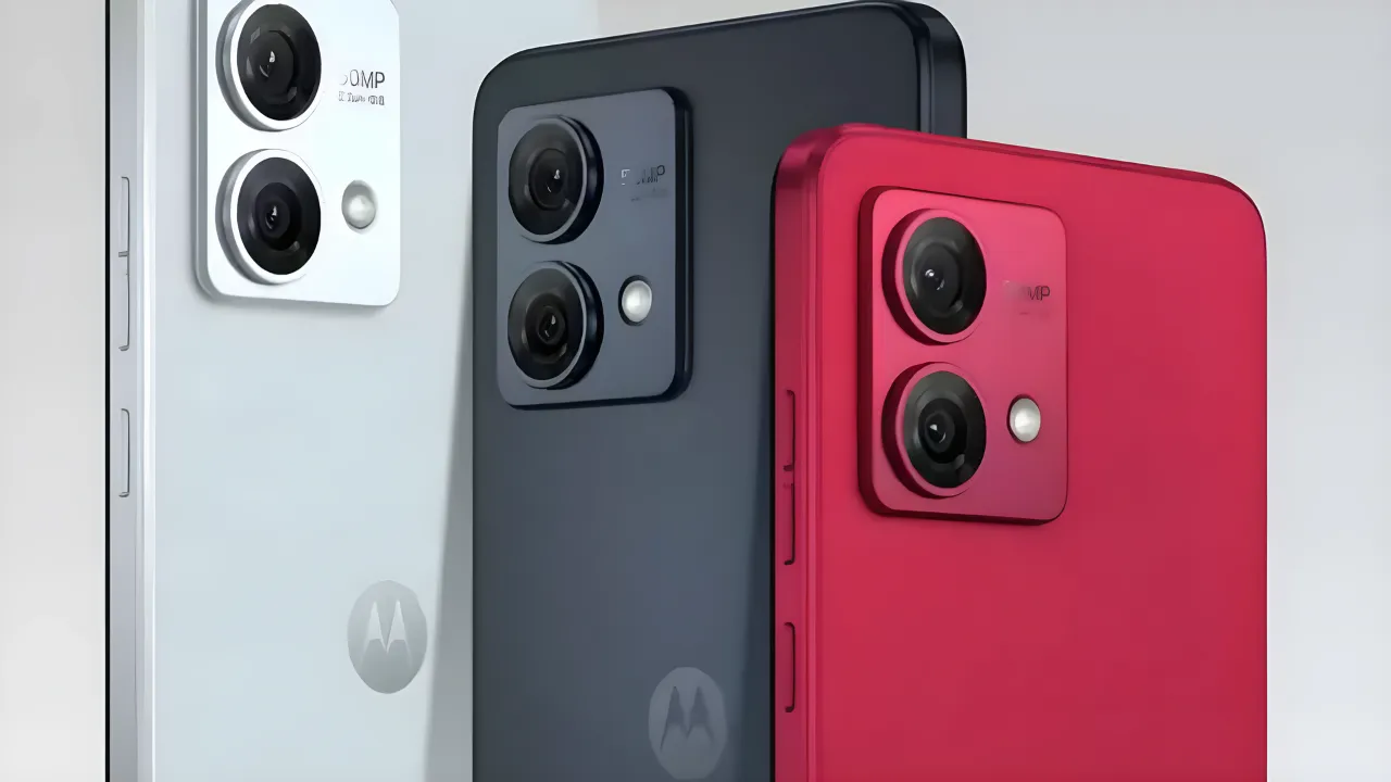 3 Moto g84 5G Smartphone Showing